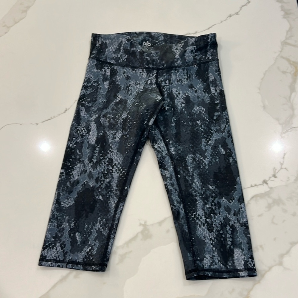 Alo leggings blue and black snack skin pattern